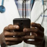 Equipe médica planejando abertura de clínica médica no Rio de Janeiro