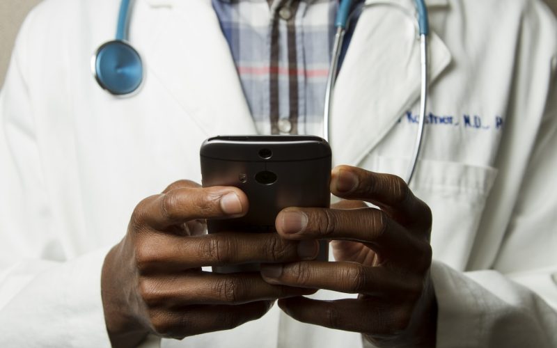 Equipe médica planejando abertura de clínica médica no Rio de Janeiro