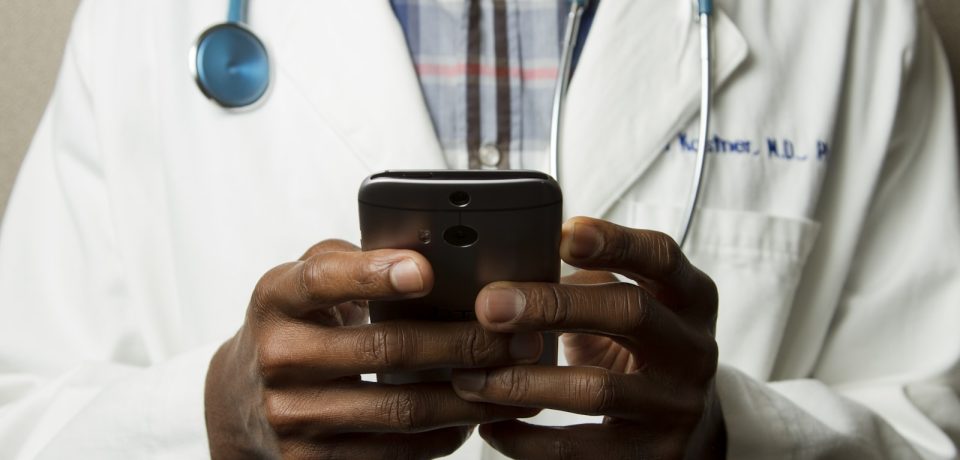 Equipe médica planejando abertura de clínica médica no Rio de Janeiro